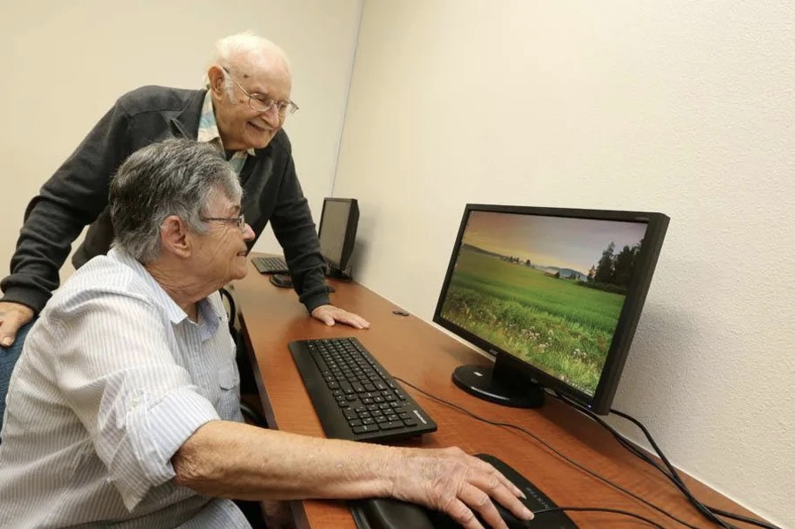 Computer Room at WellQuest Retirement Community in Woodland Hills, CA