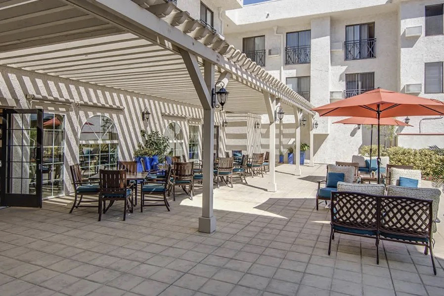 Outdoor Dining at WellQuest Retirement Community in Woodland Hills, CA